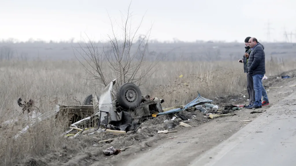 Mikrobus na Ukrajině najel na minu, tři lidé nepřežili