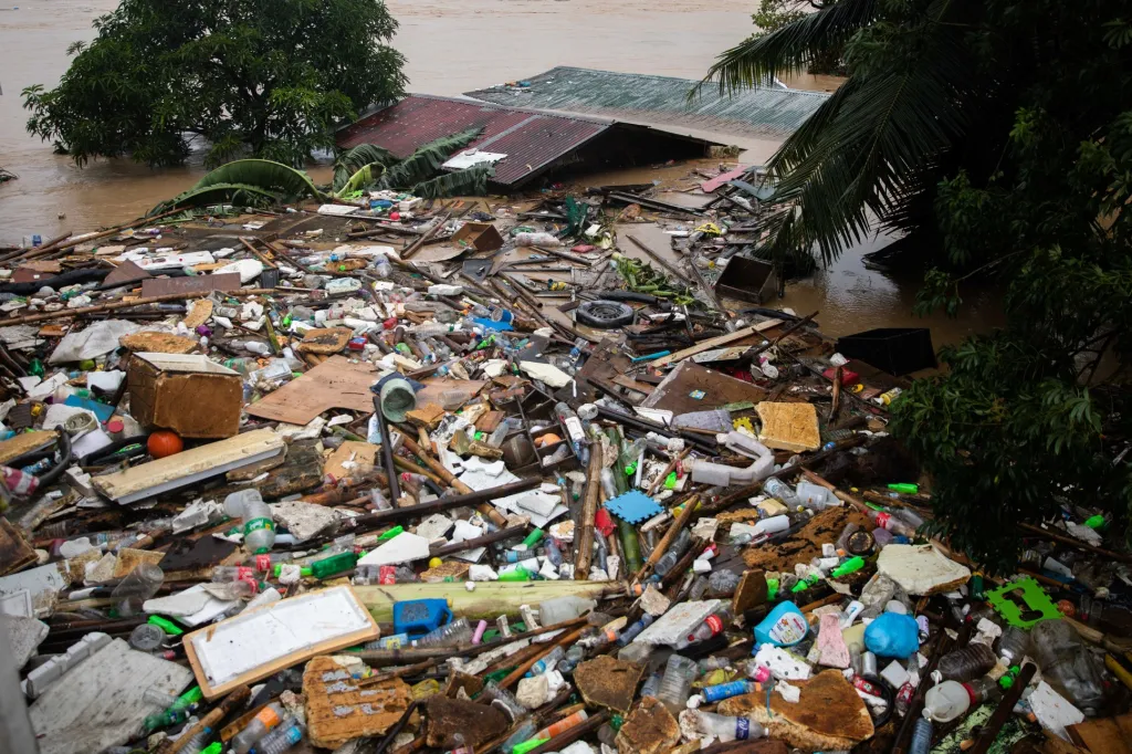 Tajfun Vamco zasáhl Filipíny. Nevyhnul se ani hlavnímu městu Manila