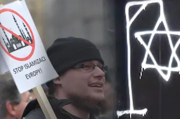 Islamofobie by se měla trestat stejně jako antisemitismus. Pomohlo by to zmírnit napětí, míní politolog
