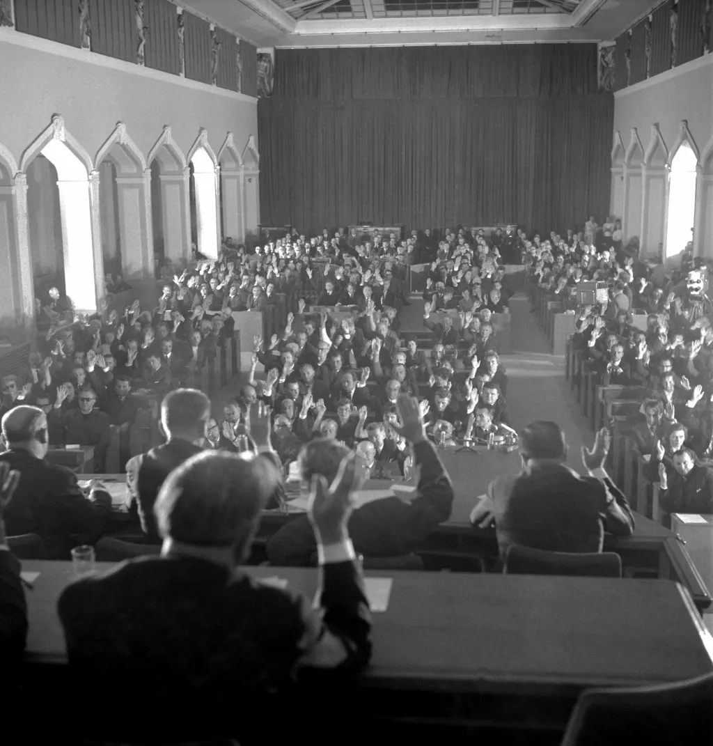 Pohled do jednacího sálu na 27. zasedání Národního shromáždění. Tady proběhlo projednání vládního návrhu o souhlasu s dohodou mezi vládou ČSSR a SSSR o podmínkách dočasného pobytu sovětských vojsk na území ČSSR. Dohoda byla podepsána v Praze dne 16. října 1968