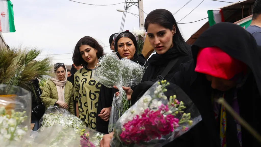 Íránské ženy bez hidžábu nakupují na květinovém trhu