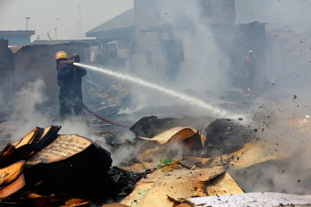 Hasič likviduje požář domu ve slumu Old Fadama. Jde o chudinskou čtrvť uzavřenou z důvodu rozšíření nákazy koronavirem v ghanském městě Accra
