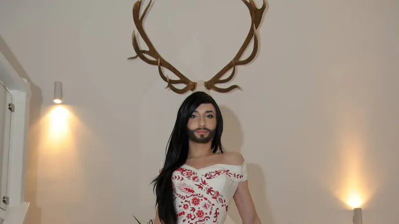 Conchita Wurst při zkoušce šatů na ples v opeře