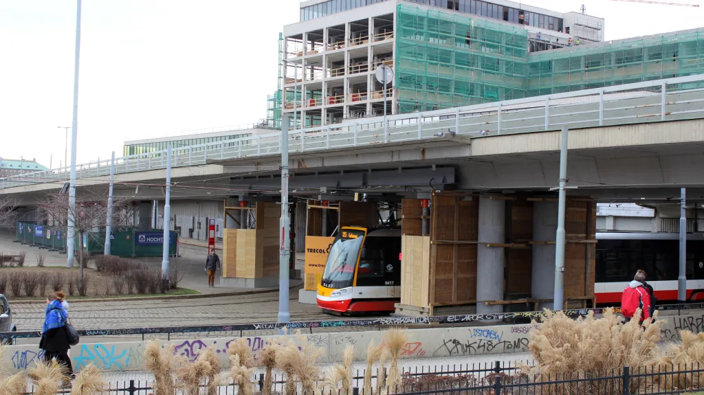 Prostor Vltavské a částečně odstrojený palác Elektrických podniků