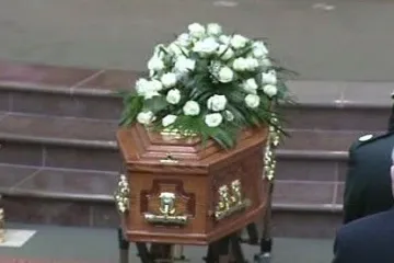 Komu stát vyplatí pohřebné?
