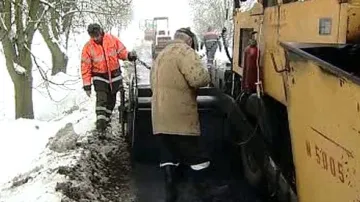 Silničáři opravují silnici u Nadějkova
