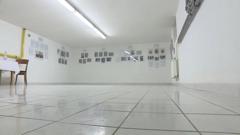 Výstava je umístěna ve sklepě ambasády, kde se skrývali Žídé