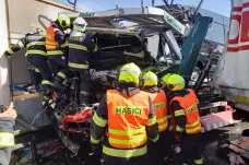 Po nehodě dvou kamionů byla neprůjezdná D1 u Opatova. Jednoho z řidičů museli hasiči vyprošťovat