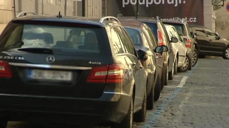 Poslanci schválili omezení odtahů ve městech
