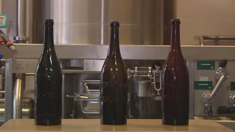 V těchto lahvích čekalo pivo sto let