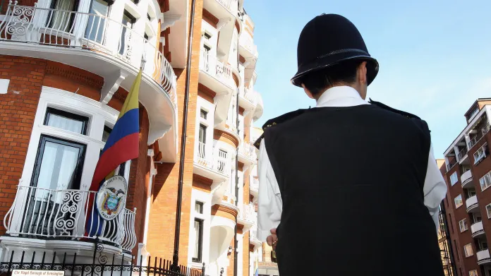 Policista před ekvádorským velvyslanectvím v Londýně