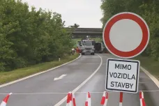 Dálnici u Příšovic na Liberecku uzavřela demolice mostu. Omezení ale víkendem neskončí