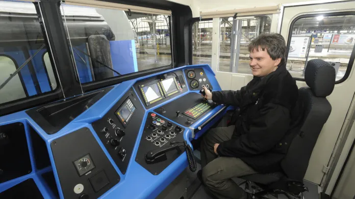 Modernizované lokomotivy „Brejlovec“ řady 750.7 patří k vozidlům s AVV