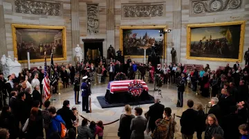 Lidé přišli do rotundy Kapitolu uctít památku George Bushe staršího