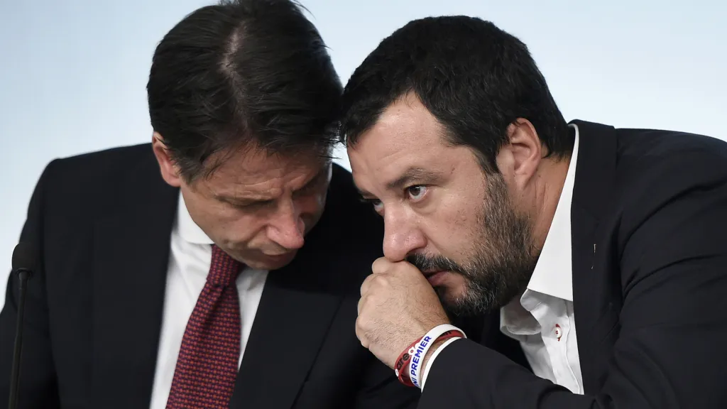 Italský premiér Giuseppe Conte a vicepremiér Matteo Salvini