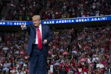 Trump uspořádal po více než třech měsících předvolební mítink, doprovázely ho protesty
