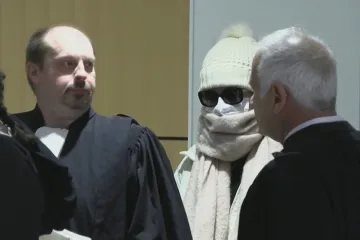 Začal soud k vraždě učitele Patyho. Francií otřásá i další případ s možným rasovým podtextem