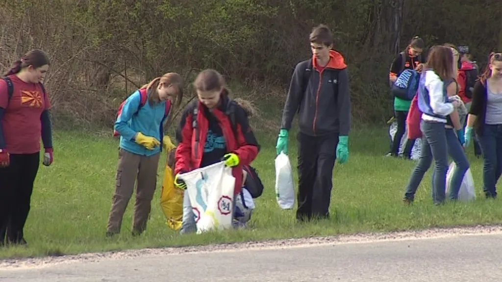 Taškami s odpadem děti naplnily několik kontejnerů