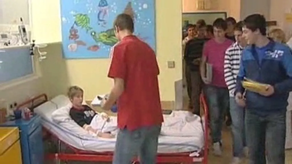 Sportovci předávají dárky nemocným