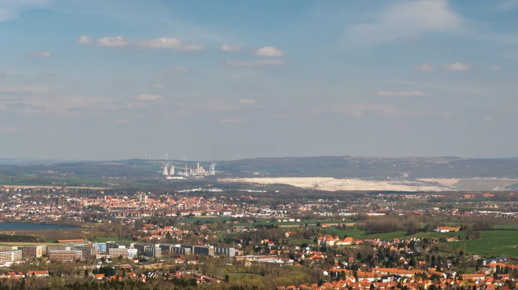 Na pozadí města Žitava elektrárna Turów a přilehlý uhelný velkolom