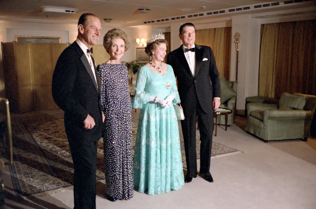 4. března 1983 prezident Ronald Reagan a první dáma Nancy Reaganová slaví své 31. výročí svatby s britskou královnou Alžbětou II. a princem Philipem na palubě jachty Jejího Veličenstva v Kalifornii