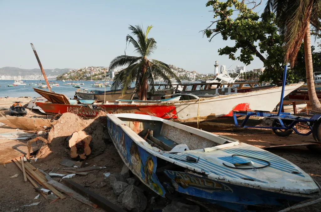 Původně se předpokládalo, že zůstane u pobřeží a při maximální intenzitě bude jen slabou tropickou bouří