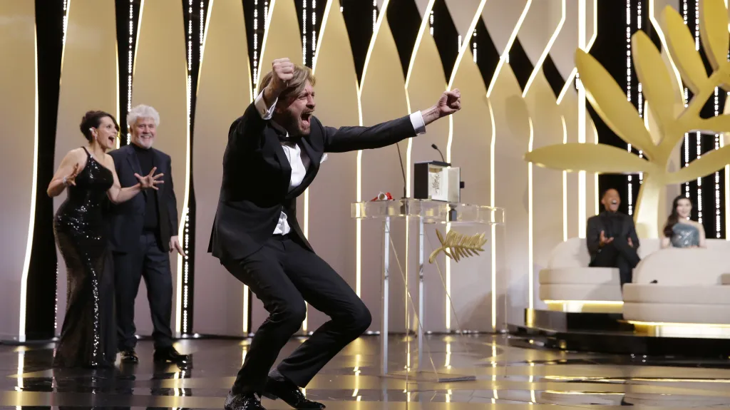 Ruben Östlund při získání Zlaté palmy za film Čtverec (2017)