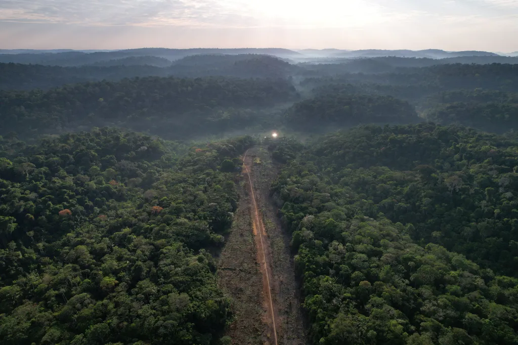 Muže z Munduruku na výpravě doprovázejí ženy a děti z vesnice