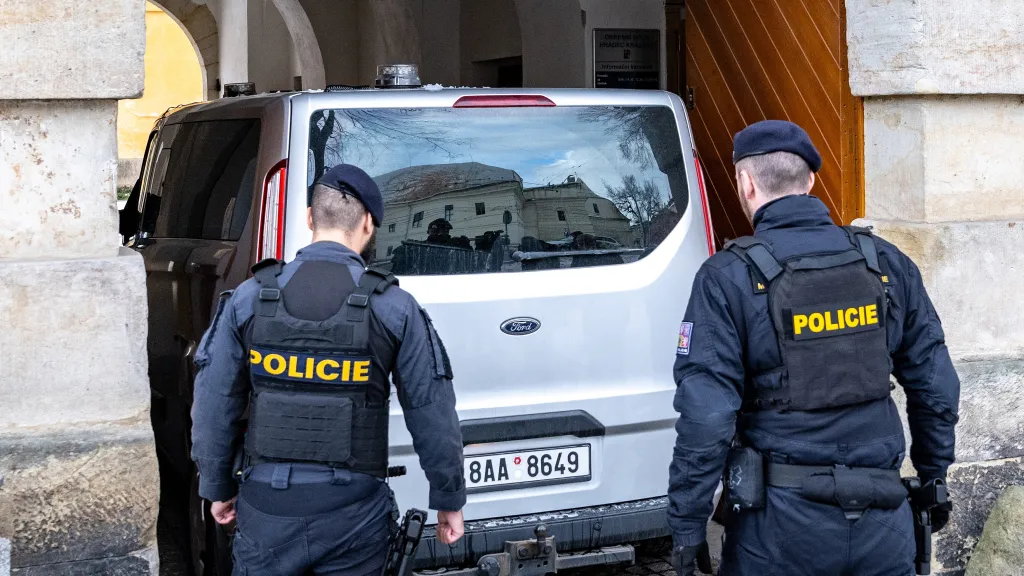 Auto přiváží k vazebnímu řízení u okresního soudu muže obviněného z útoku v obchodním centru v Hradci Králové