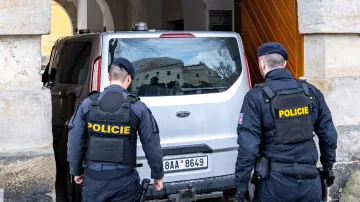 Auto přiváží k vazebnímu řízení u okresního soudu muže obviněného z útoku v obchodním centru v Hradci Králové