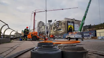 Hašení požáru historické burzy v Kodani