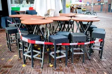 Zavřené restaurace, bary či zábavní podniky v Německu dál zhoršují důvěru spotřebitelů