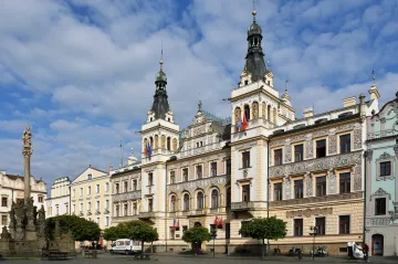 Policie obvinila čtyři lidi a firmu kvůli zakázkám na odboru dopravy Pardubic