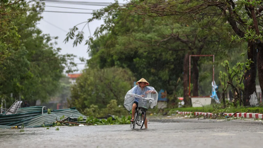Tajfun Bualoi zasáhl Vietnam