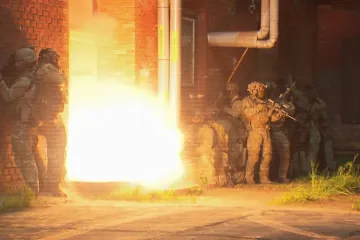 Vojáci nacvičují záchranu rukojmí. Zásahy v zahraničí má zrychlit až změna ústavy
