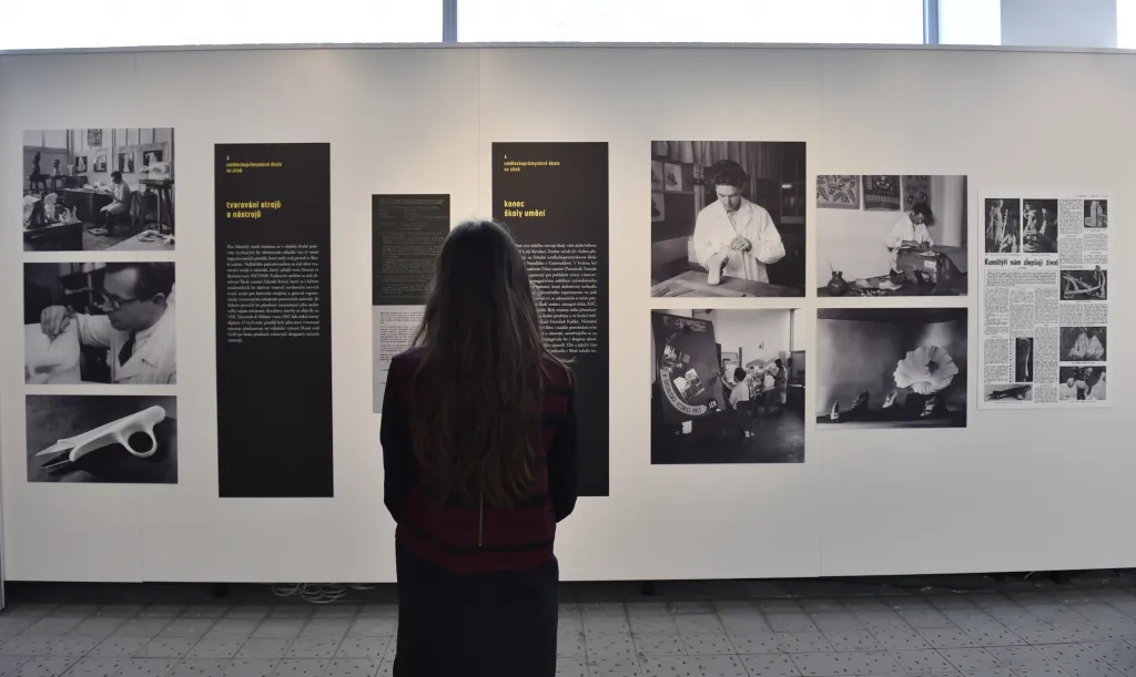 Výstava v Krajské galerii výtvarného umění ve Zlíně odkazuje na kořeny Střední uměleckoprůmyslové školy v Uherském Hradišti, které sahají až do roku 1939, kdy firma Baťa ve Zlíně založila školu umění