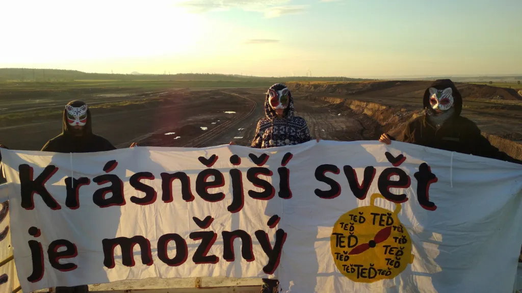 Aktivistky ze skupiny Vzpoura koťákek v lomu ve Vršanech u Mostu