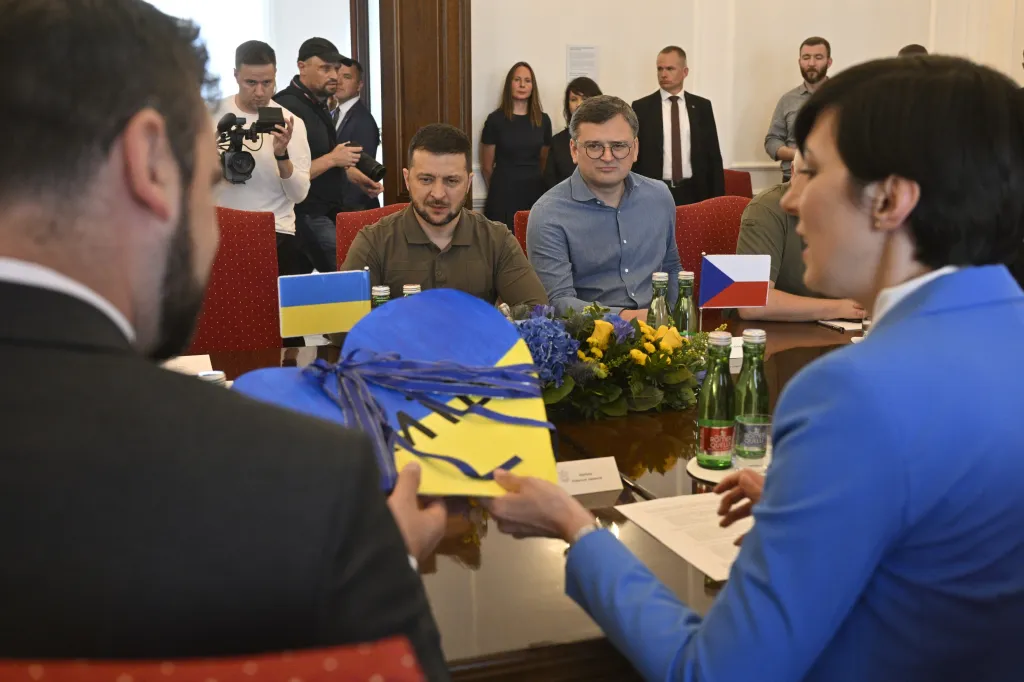 Ukrajinský prezident Volodymyr Zelenskyj a předsedkyně Poslanecké sněmovny Markéta Pekarová Adamová na setkání v Praze