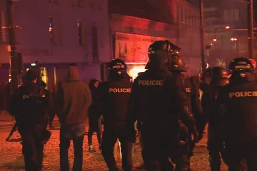 VIDEO: Chorvatští fotbaloví fanoušci napadli v Plzni policisty na koních. Házeli světlice a kovové ploty