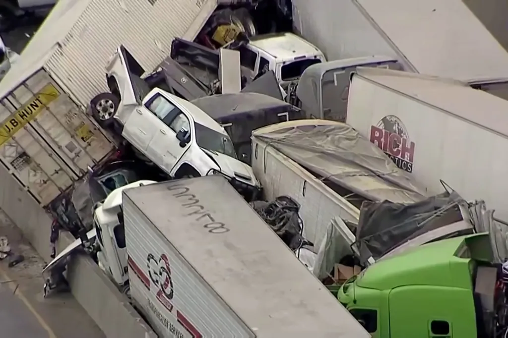 K hromadné dopravní nehodě došlo u města Fort Worth v USA. Důvodem kolize desítek aut na hlavní dálníci I-35, která vede středem Spojených států, bylo náledí