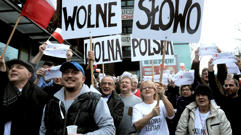 Poláci demonstrovali proti deníku Gazeta Wyborcza