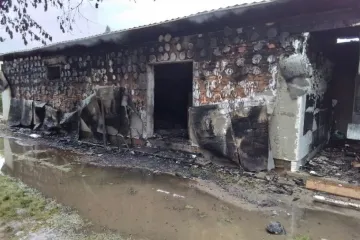 Déšť podemlel železnici ve Frenštátě. V Olomouci po zásahu bleskem shořel sklad obuvi