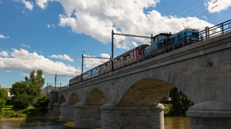 Vlak na Negrelliho viaduktu