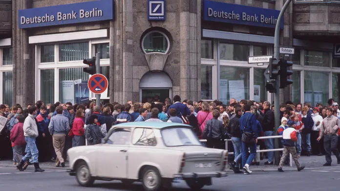 Před znovusjednocením Německa dostal každý občan NDR přicházející do západní části Německa na „uvítání“ sto marek.