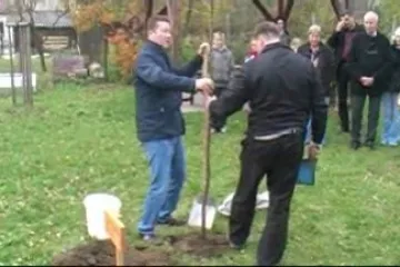V Bystřici pod Lopeníkem vysazovali stromy