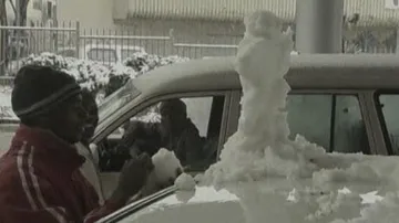 Místní obyvatelé se ze sněhu radují