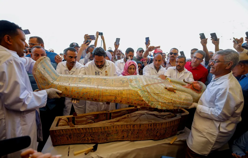 Archeologové zvedají víko starověkého malovaného sarkofágu v nekropoli El-Asasif v Luxoru