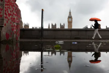 Britové zmožení „úpadkem“ řeší před volbami hlavně ekonomiku