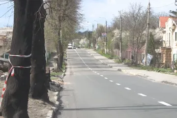 Do Buči se vrací normální život. Ulice a zdevastované budovy jsou mementem