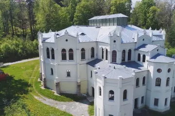 Obnovená jízdárna v Tachově, která téměř spadla, je památkou roku. Cenu dostala i kaple v Jevíčku